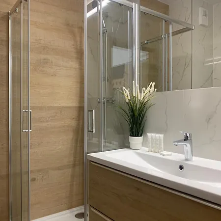 Stylish In The Center *