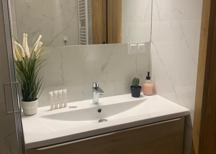 Stylish In The Center * وودج